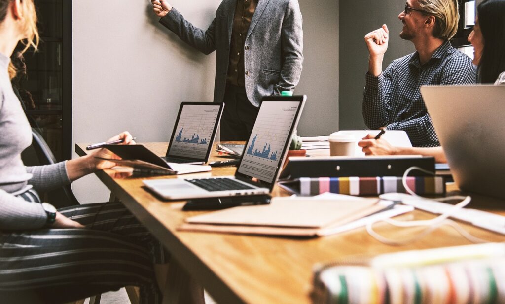 Un entrepreneur suisse réfléchissant au choix du nom de son entreprise en tenant compte des régulations locales.