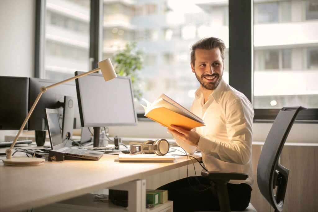 Un entrepreneur suisse réfléchissant au choix du nom de son entreprise en tenant compte des régulations locales.