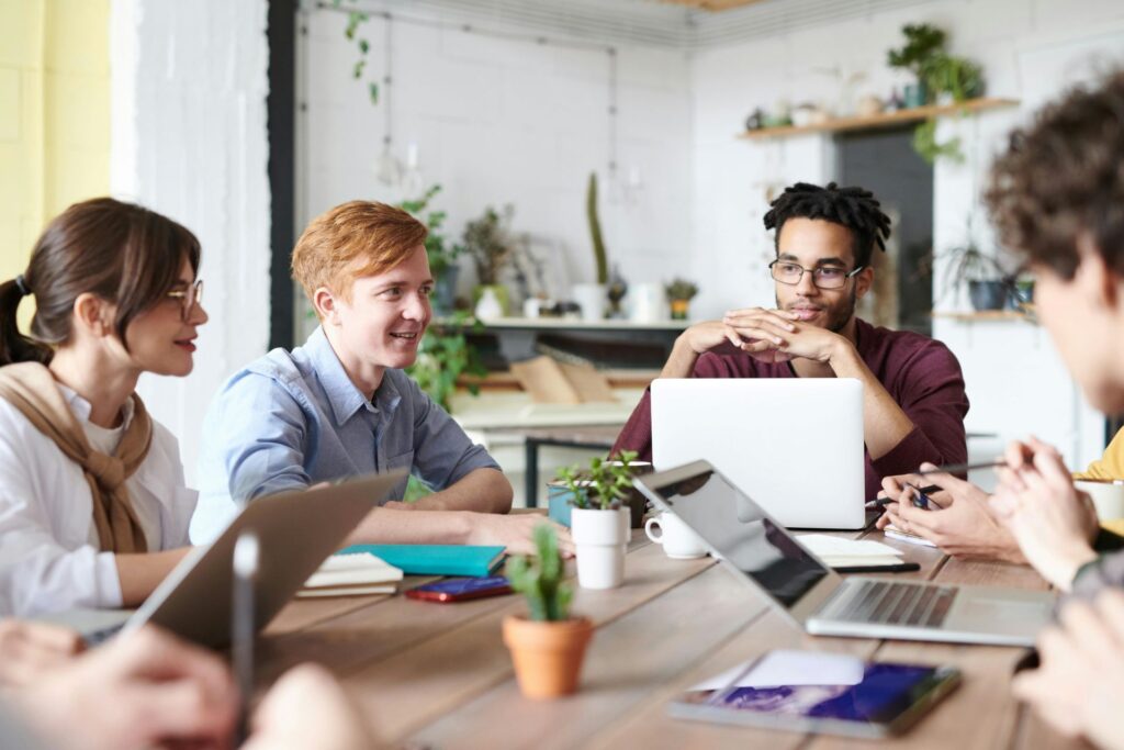 Un entrepreneur suisse réfléchissant au choix du nom de son entreprise en tenant compte des régulations locales.